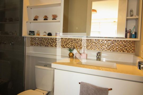 Banheiro da Suíte de apartamento à venda com 2 quartos, 62m² em Glória, Porto Alegre