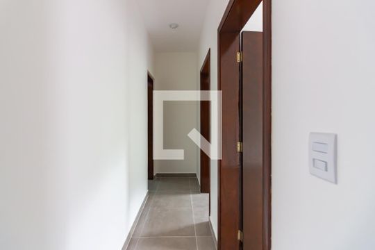 Corredor de casa para alugar com 2 quartos, 56m² em Jardim das Flores, Osasco