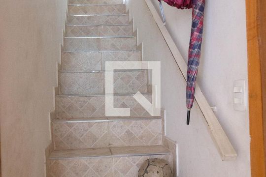 Escada Casa 2 de casa à venda com 5 quartos, 220m² em Jardim São Domingos, Guarulhos