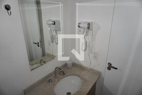Banheiro de kitnet/studio à venda com 1 quarto, 30m² em Pinheiros, São Paulo