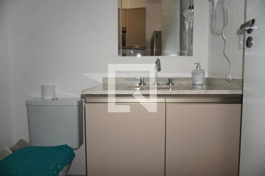 Banheiro de kitnet/studio à venda com 1 quarto, 30m² em Pinheiros, São Paulo