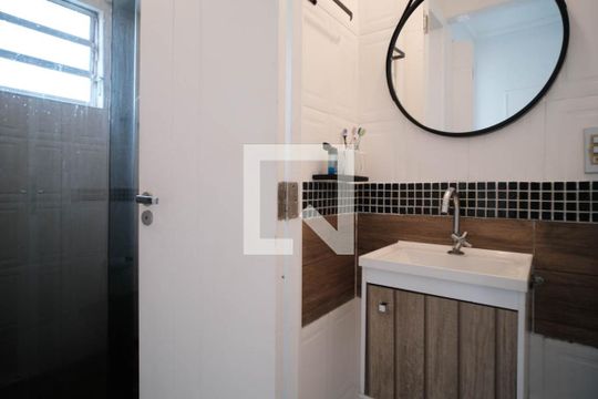 Banheiro de apartamento à venda com 3 quartos, 58m² em Conjunto Habitacional Padre Manoel da Nobrega, São Paulo