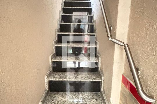 Escada de casa à venda com 4 quartos, 214m² em Vila Curuçá, Santo André