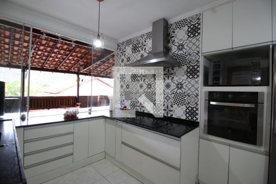 Cozinha de casa de condomínio à venda com 4 quartos, 250m² em Taquara, Rio de Janeiro