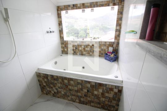 Banheiro da Suíte de casa de condomínio à venda com 4 quartos, 250m² em Taquara, Rio de Janeiro