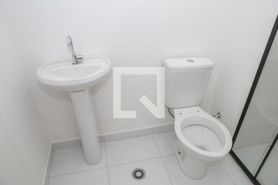 Banheiro da Suíte de apartamento para alugar com 1 quarto, 27m² em Parque Industrial Tomas Edson, São Paulo