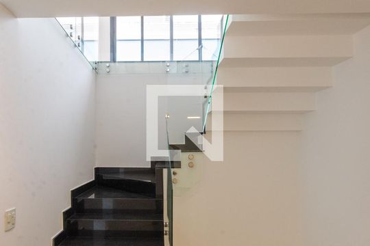 Escada de casa de condomínio para alugar com 5 quartos, 380m² em Swiss Park, Campinas