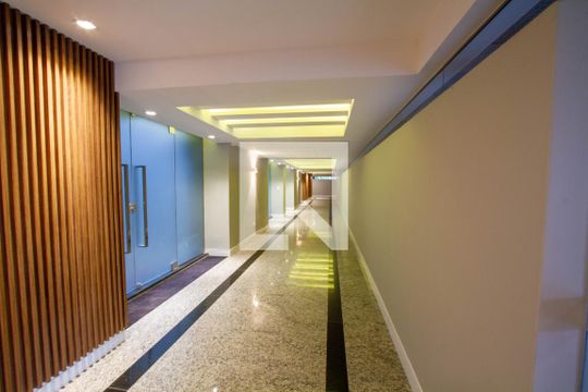 Corredor de apartamento para alugar com 3 quartos, 101m² em Batel, Curitiba