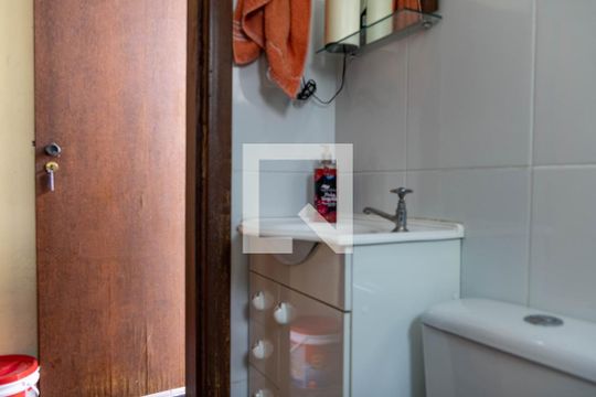 Banheiro da edícula de casa à venda com 3 quartos, 190m² em Alto Caiçaras, Belo Horizonte