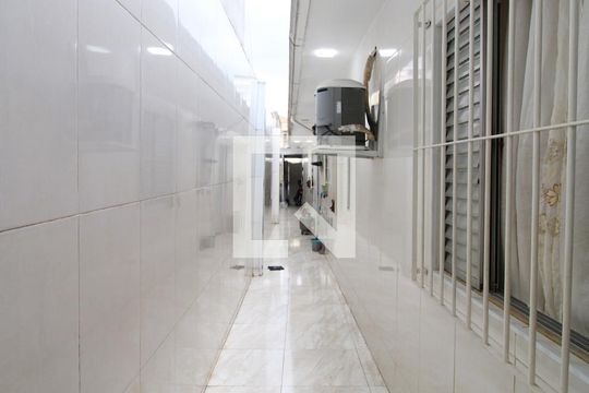 Corredor Lateral de casa à venda com 2 quartos, 140m² em Vila Nivi, São Paulo