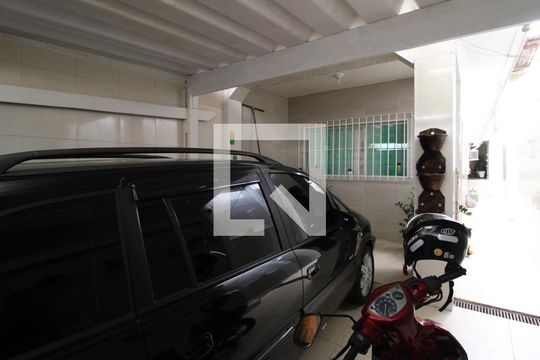 Garagem de casa à venda com 2 quartos, 140m² em Vila Nivi, São Paulo