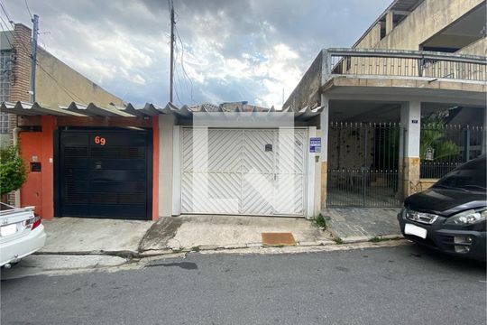 Fachada com plaquinha de casa à venda com 2 quartos, 140m² em Vila Nivi, São Paulo