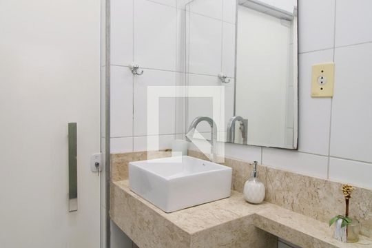Banheiro de casa à venda com 2 quartos, 140m² em Vila Nivi, São Paulo
