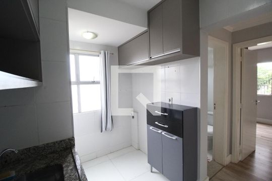 Cozinha de apartamento para alugar com 2 quartos, 49m² em Jaraguá, Uberlândia