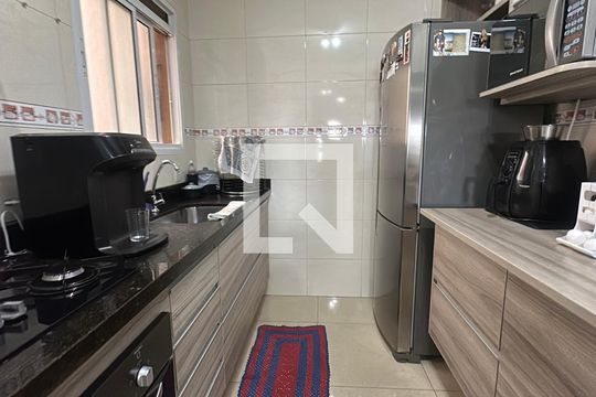 Cozinha de apartamento para alugar com 3 quartos, 87m² em Jardim Tupanci, Barueri