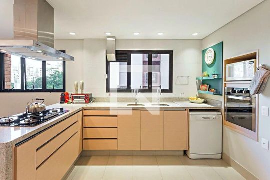 Apartamento à venda com 4 quartos, 220m² em Vila Nova Conceição, São Paulo