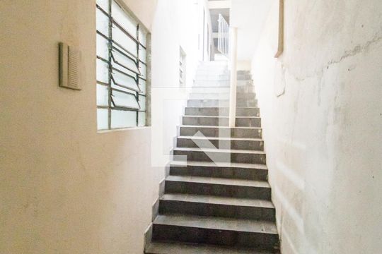 Escada de casa para alugar com 3 quartos, 180m² em Vila Engenho Novo, Barueri