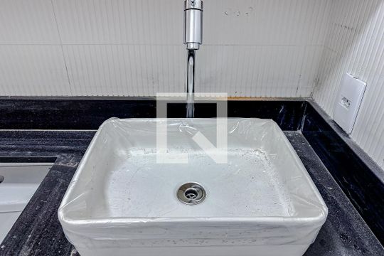 Banheiro de kitnet/studio para alugar com 1 quarto, 28m² em Cambuci, São Paulo