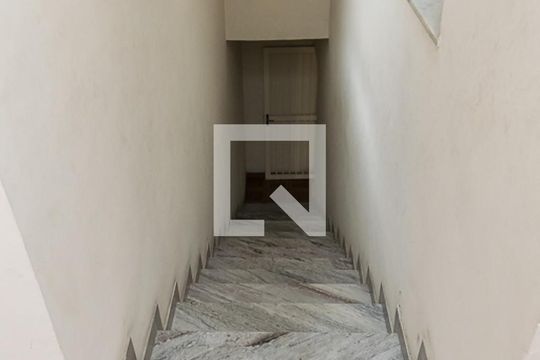 Escada de casa à venda com 4 quartos, 296m² em Olaria, Rio de Janeiro