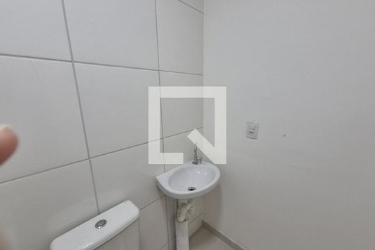 Banheiro de apartamento para alugar com 2 quartos, 43m² em Santo Cristo, Rio de Janeiro