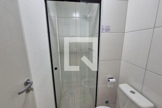 Banheiro de apartamento para alugar com 2 quartos, 43m² em Santo Cristo, Rio de Janeiro