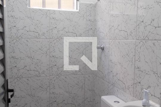 Banheiro de kitnet/studio para alugar com 1 quarto, 15m² em Vila Itapegica, Guarulhos