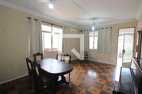 Sala de casa à venda com 4 quartos, 160m² em Piedade, Rio de Janeiro