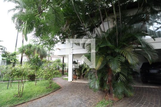 Garagem de casa para alugar com 7 quartos, 600m² em Morada da Colina, Uberlândia
