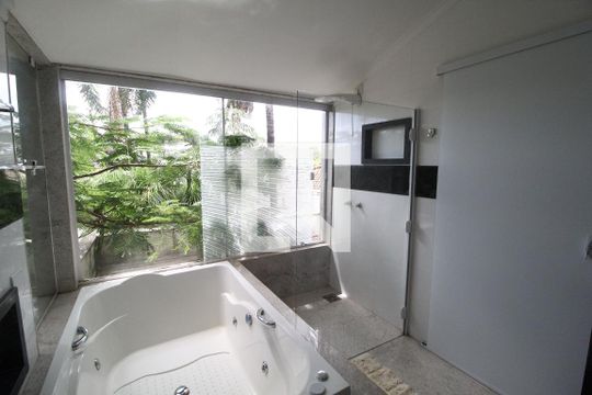 Banheiro do Quarto 6 de casa para alugar com 7 quartos, 600m² em Morada da Colina, Uberlândia