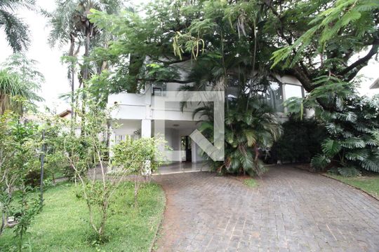 Garagem de casa para alugar com 7 quartos, 600m² em Morada da Colina, Uberlândia