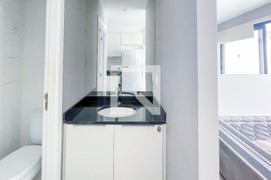 Banheiro de kitnet/studio para alugar com 1 quarto, 25m² em Cerqueira César, São Paulo