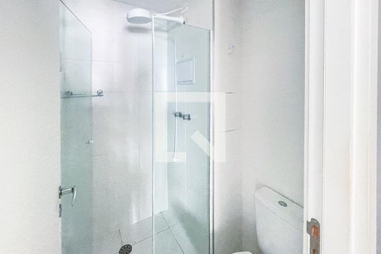 Banheiro de kitnet/studio para alugar com 1 quarto, 25m² em Cerqueira César, São Paulo