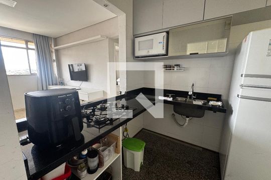 Cozinha de apartamento para alugar com 2 quartos, 60m² em Santa Tereza, Belo Horizonte