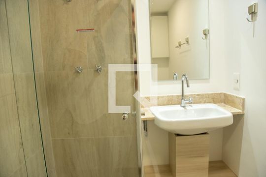 Banheiro de kitnet/studio para alugar com 1 quarto, 26m² em Jardim das Acacias, São Paulo