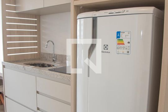 Cozinha de kitnet/studio para alugar com 1 quarto, 26m² em Jardim das Acacias, São Paulo