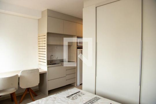Quarto de kitnet/studio para alugar com 1 quarto, 26m² em Jardim das Acacias, São Paulo