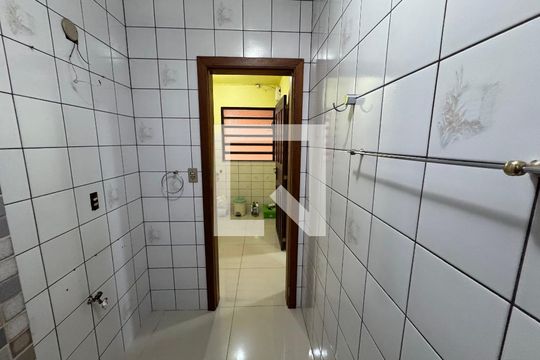 Banheiro  de casa para alugar com 3 quartos, 135m² em Santos Dumont, São Leopoldo