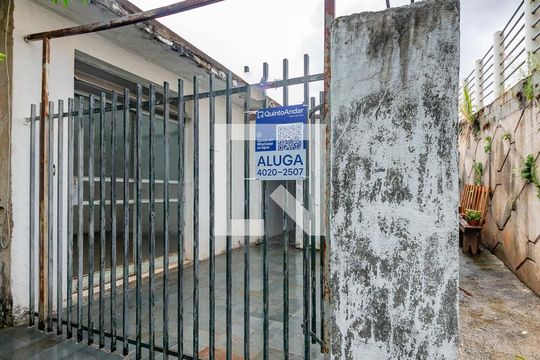 Placa de aluga instalada na fachada do imóvel (XHAW-224) de casa para alugar com 2 quartos, 90m² em Alto Caiçaras, Belo Horizonte
