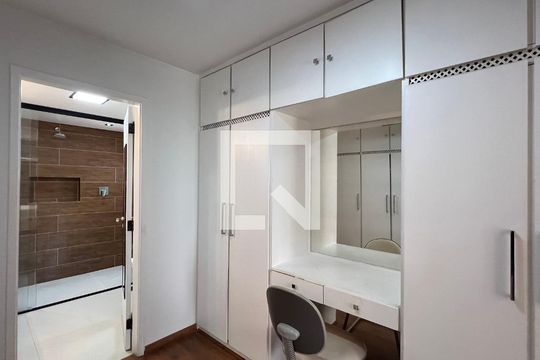 Closet da suíte de apartamento para alugar com 1 quarto, 58m² em Jardim Paulista, São Paulo