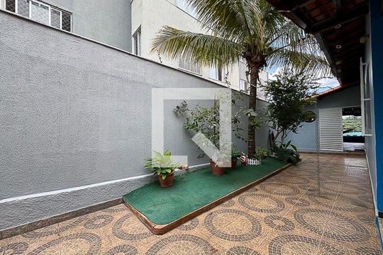 Área externa de casa para alugar com 4 quartos, 242m² em Castelo, Belo Horizonte