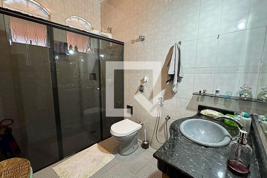 Banheiro de casa à venda com 4 quartos, 242m² em Castelo, Belo Horizonte