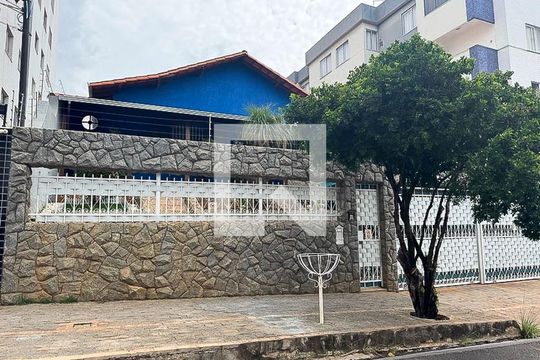 Fachada de casa à venda com 4 quartos, 242m² em Castelo, Belo Horizonte