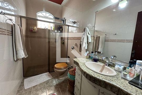 banheiro Suíte 1 de casa para alugar com 4 quartos, 242m² em Castelo, Belo Horizonte