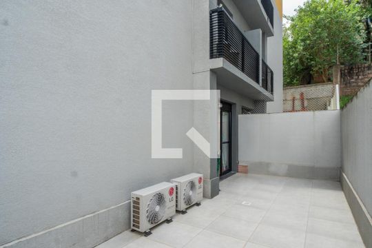 Quintal de apartamento à venda com 1 quarto, 77m² em Jardim Botânico, Porto Alegre