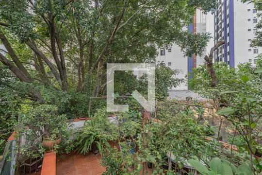 Quintal de casa à venda com 5 quartos, 186m² em Vila Gumercindo, São Paulo