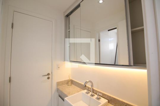 Suítes Canadense 1 e 2 - Banheiro de apartamento à venda com 4 quartos, 131m² em Barra da Tijuca, Rio de Janeiro