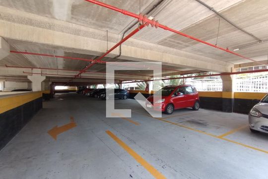 Edifício Garagem de apartamento para alugar com 2 quartos, 50m² em Taquara, Rio de Janeiro
