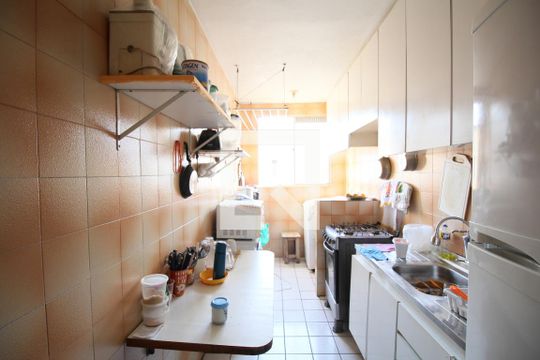 Cozinha  de apartamento à venda com 2 quartos, 56m² em Vila Pirajussara, São Paulo