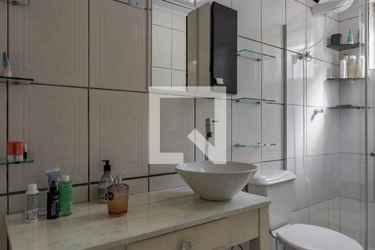 Banheiro da Suíte de apartamento à venda com 1 quarto, 41m² em São Sebastião, Porto Alegre