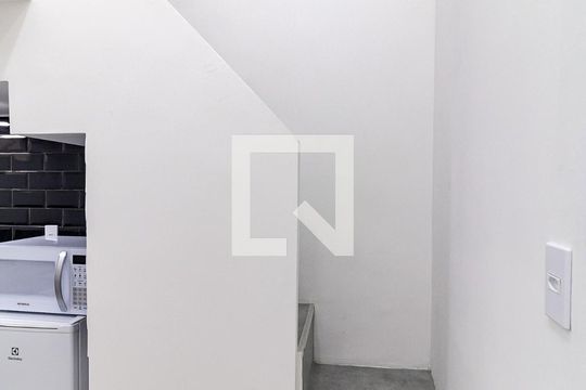 Escada de apartamento para alugar com 1 quarto, 20m² em Aclimação, São Paulo